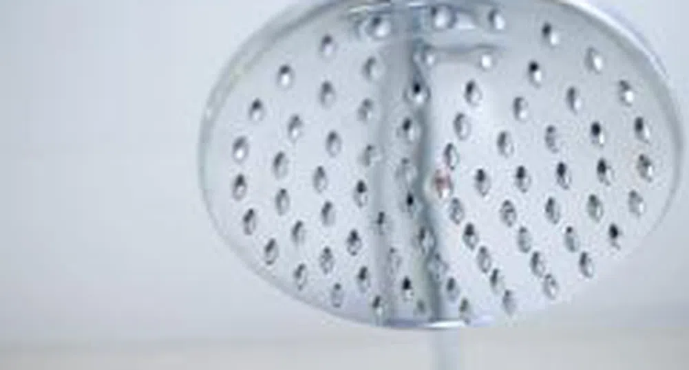 Японското правителство: Стойте поне с минута по-малко на ден под топлия душ