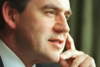 Браун защити политиката си срещу кризата