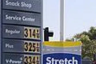 Петролът се търгува на нива, близки до рекордните си