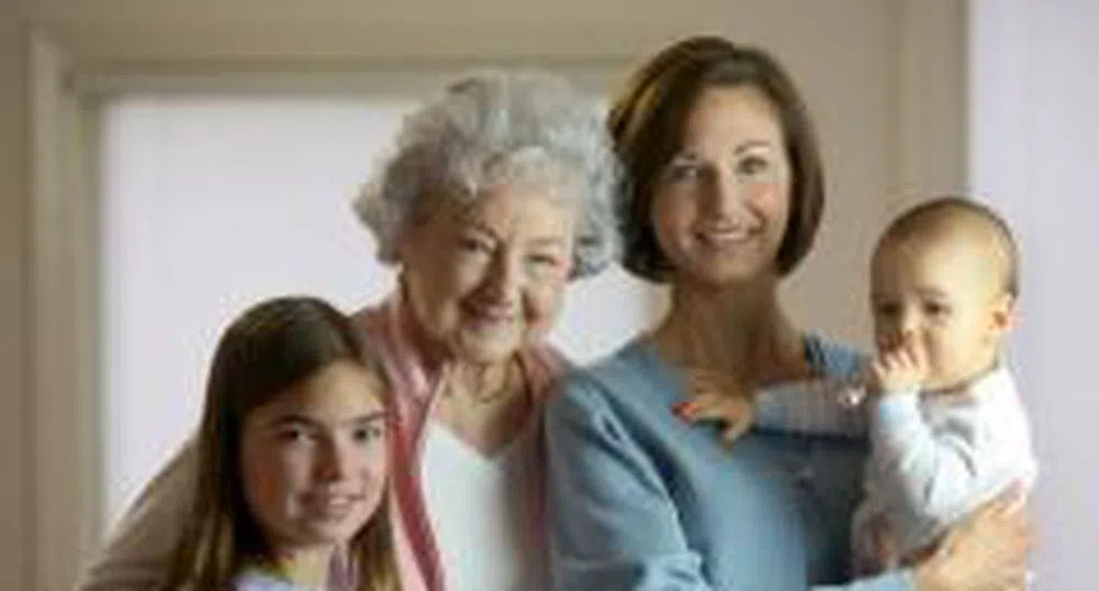 Държавата ще плаща на баби по 220 лв. на месец да си гледат внуците