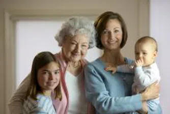 Държавата ще плаща на баби по 220 лв. на месец да си гледат внуците