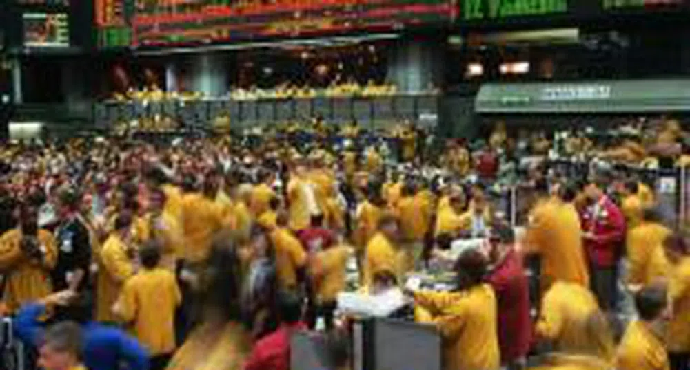 Петролът се понижава с четири долара от рекордните си нива