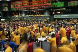 Петролът се понижава с четири долара от рекордните си нива