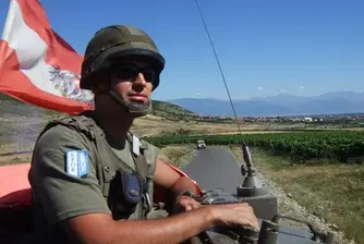 НАТО съкращава с 1/3 контингента си в Косово