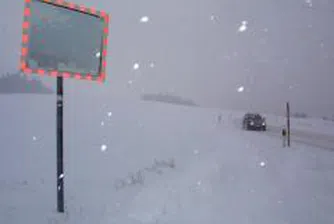 Снегът отново затрудни движението по пътищата в страната