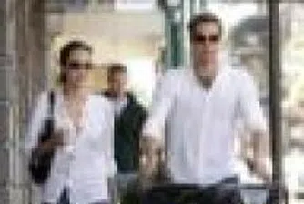 Знаменитости продават свои снимки за милиони долари