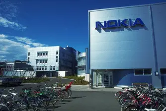 Печалбата на Nokia пада с 90%