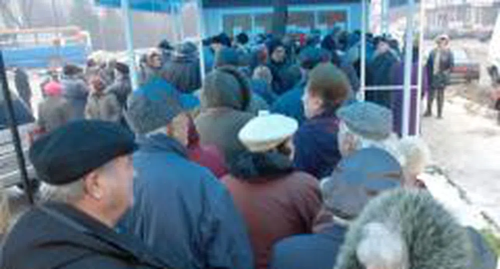 Опашки пред офисите на НАП