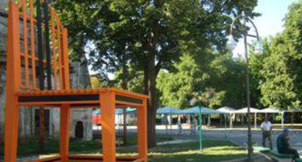 Стол кандидат за Гинес в центъра на Разград