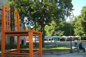 Стол кандидат за Гинес в центъра на Разград