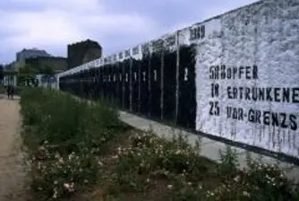 Продават парчета от Берлинската стена