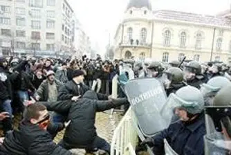Ройтерс: Протестът в София се превърна в метеж