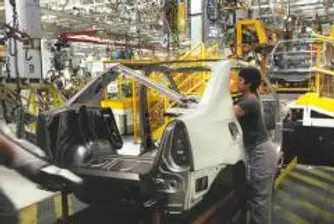 Dacia спира производството за още един месец
