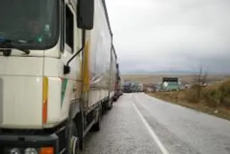 Български земеделци блокират границата с Румъния