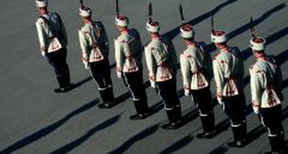 Defense Ministry Intends to Cut Back 8,000 Service Persons