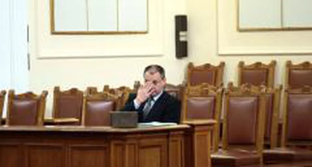 Премиерът мълчи за промените в МС