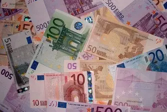 Управляващите в Сърбия си орязват заплатите