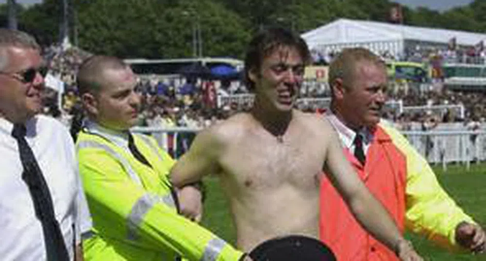 Британец протестира в банка чрез стриптийз