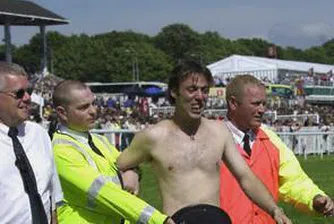 Британец протестира в банка чрез стриптийз