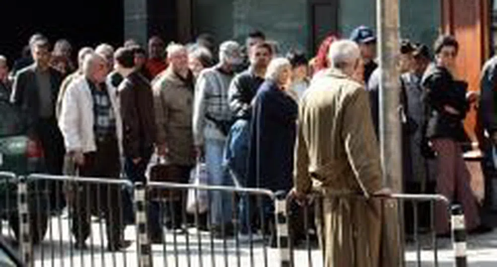 Огромни опашки за туристически визи пред консулството ни в Москва