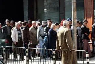 Огромни опашки за туристически визи пред консулството ни в Москва