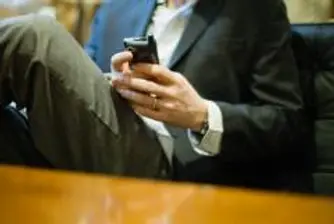 Европейската комисия слага таван на цените на SMS-ите при роуминг