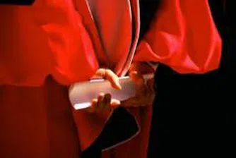 Голяма част от заетите в администрацията с висше образование