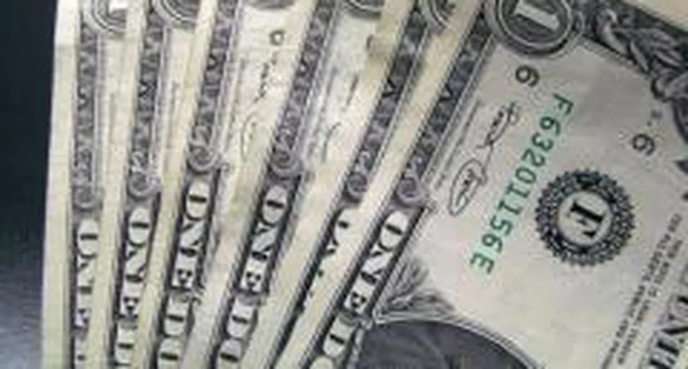 Силата на долара държи под натиск златото и петрола