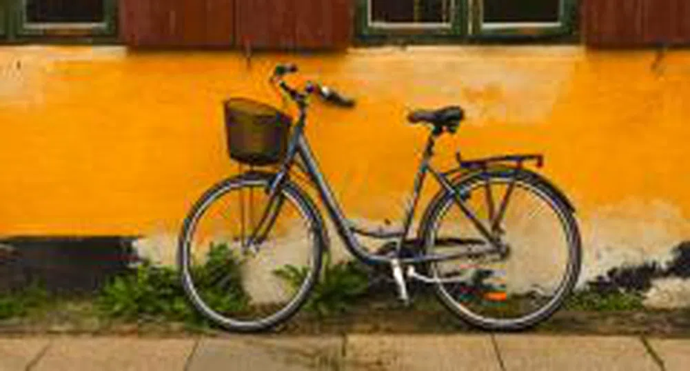 Румънският премиер на работа с колело