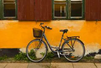 Румънският премиер на работа с колело