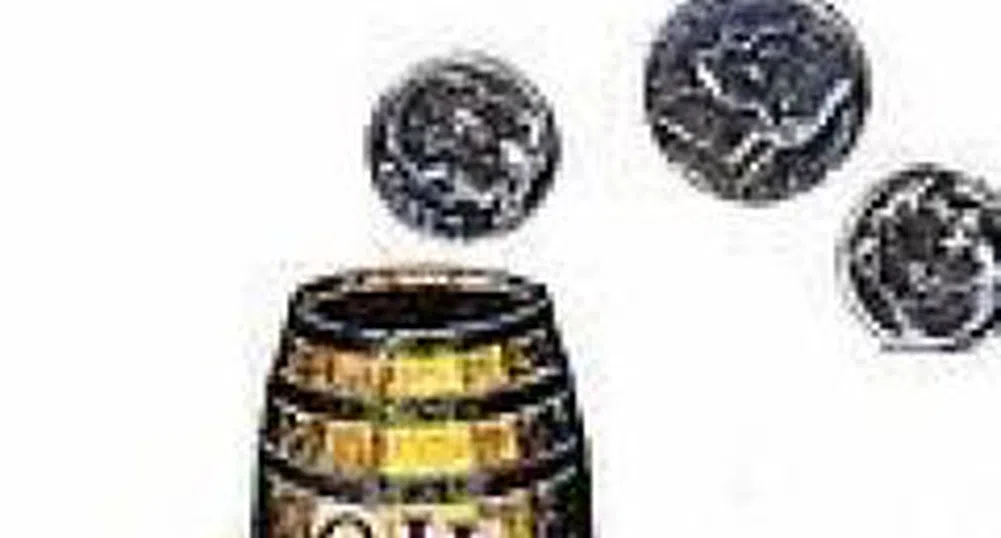 Петролът се задържа малко над 81 долара за барел