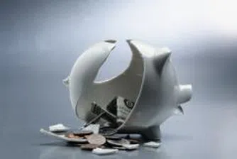 Двама на всеки трима гърци все повече се затрудняват да плащат сметките си