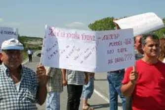 Dairy Farmers Go on Protests Across Bulgaria, Clash with Police near Altimir