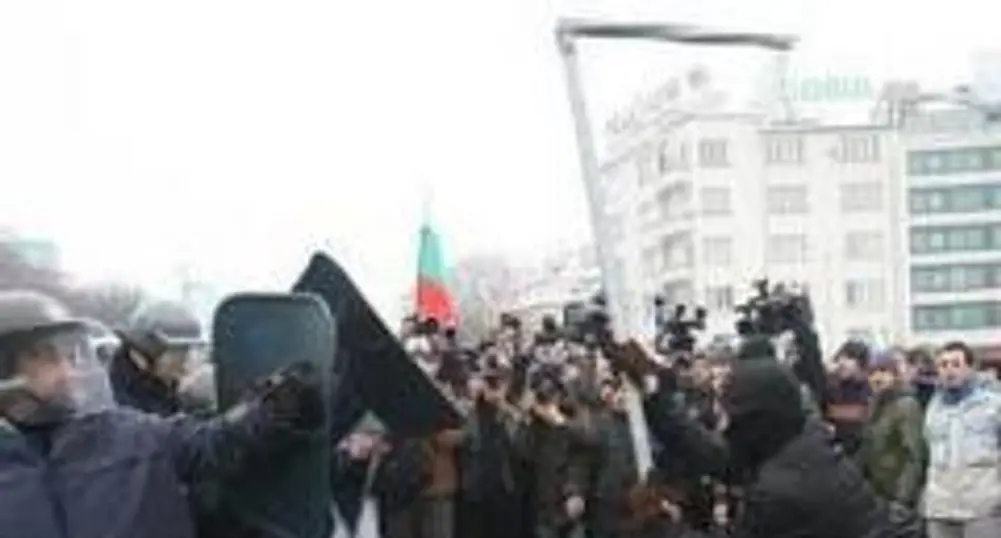 Разпръснаха със сълзотворен газ протестиращите пред НС