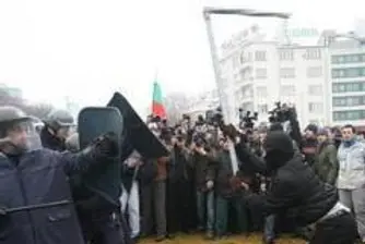 Разпръснаха със сълзотворен газ протестиращите пред НС