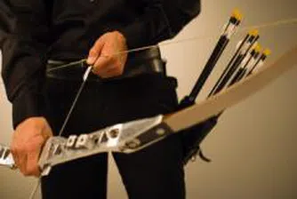 Обучават по стрелба с лък на изложбата „Природа, лов, риболов“