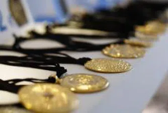 Златото със силен спад, поевтинява до едномесечно дъно