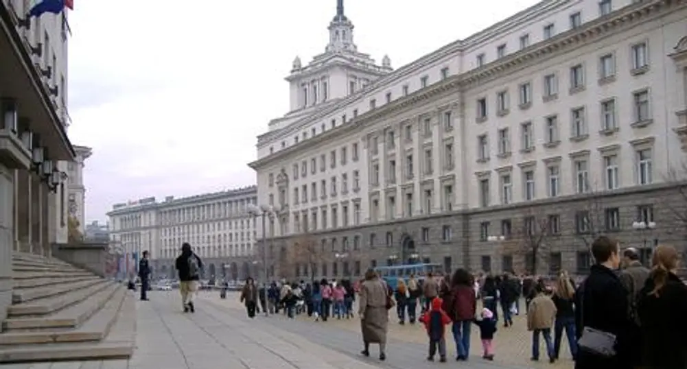 Държавната администрация намалява