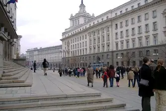 Държавната администрация намалява