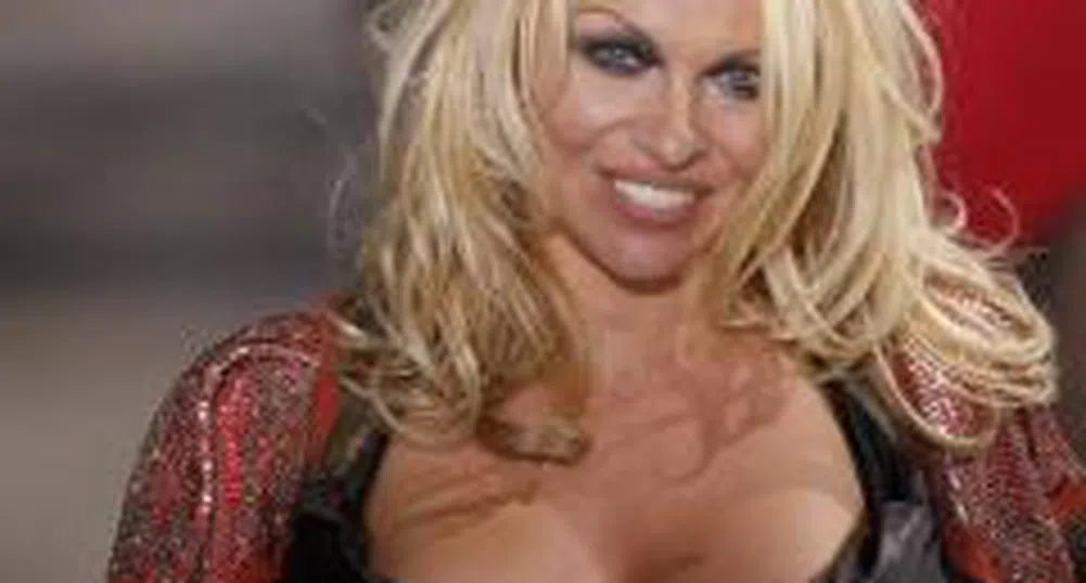 Памела Андерсън спасява Черна гора от кризата