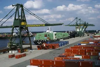 Превозите през морските пристанища в Европа падат с 14%