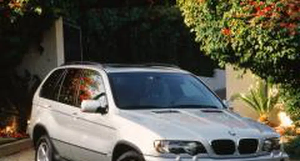 BMW поставя соларни панели на автомобилите си