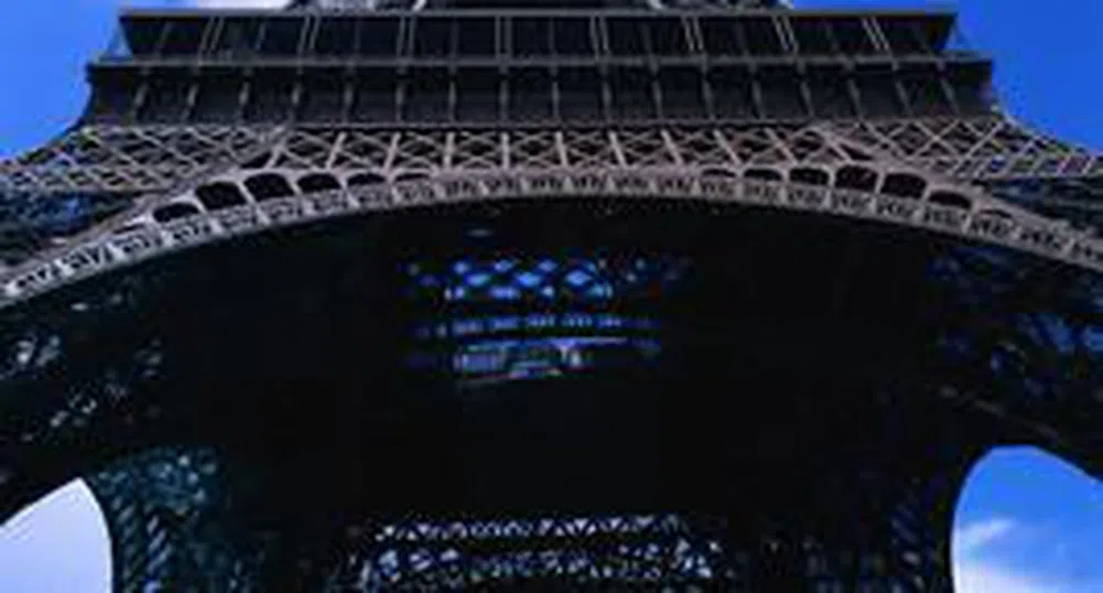 Айфеловата кула с нова боя за 120-годишнината си