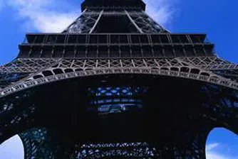 Айфеловата кула с нова боя за 120-годишнината си