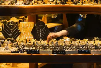 De Beers съкращава двойно добивана диаманти