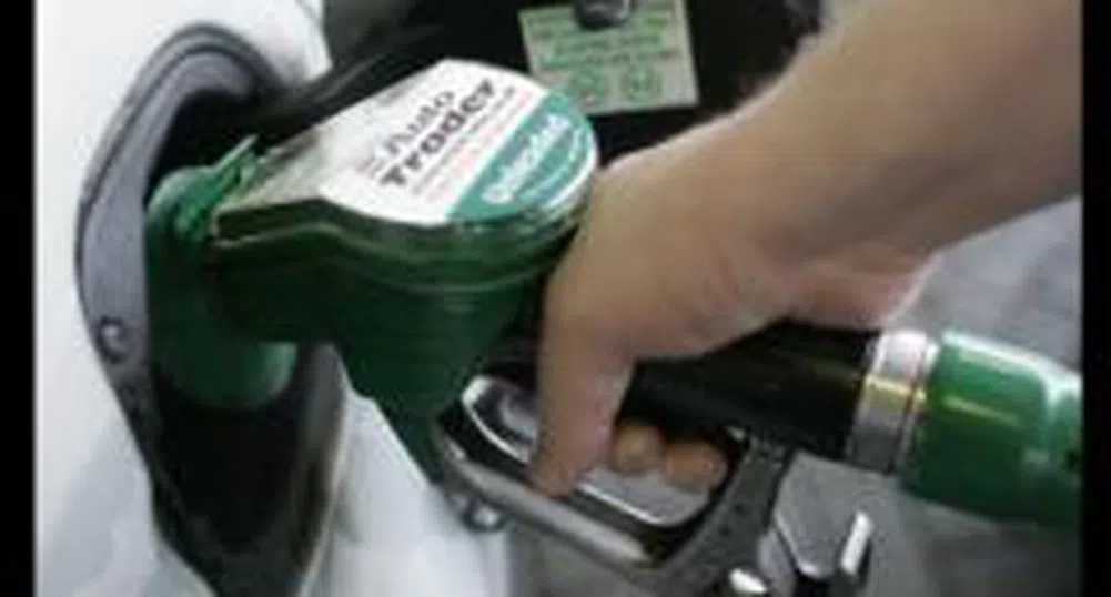 Петролът пада, горивата - не толкова