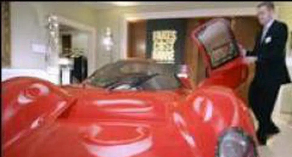 Фалшиво Ферари е атракцията на изложение на пиратски стоки в Брюксел