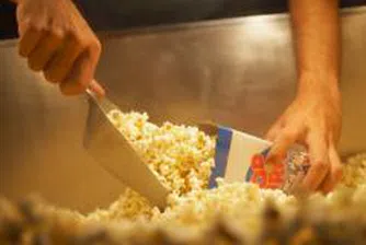 Британски киносалони забраняват консумацията на пуканки
