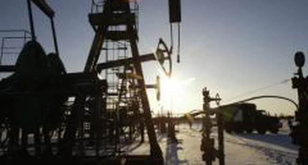 Петролът продължава да се търгува при нива, близки до границата от 100 долара