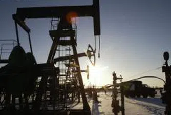 Петролът продължава да се търгува при нива, близки до границата от 100 долара